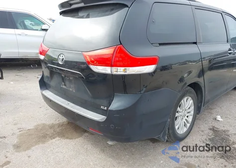2012 Toyota Sienna Xle V6 8 Passenger z USA, uszkodzony, nr VIN 5TDYK3DC8CS196614